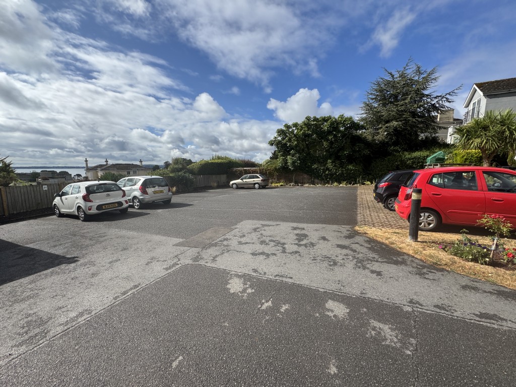 Lot: 12 - RETIREMENT APARTMENT WITH SEA VIEWS - Car park